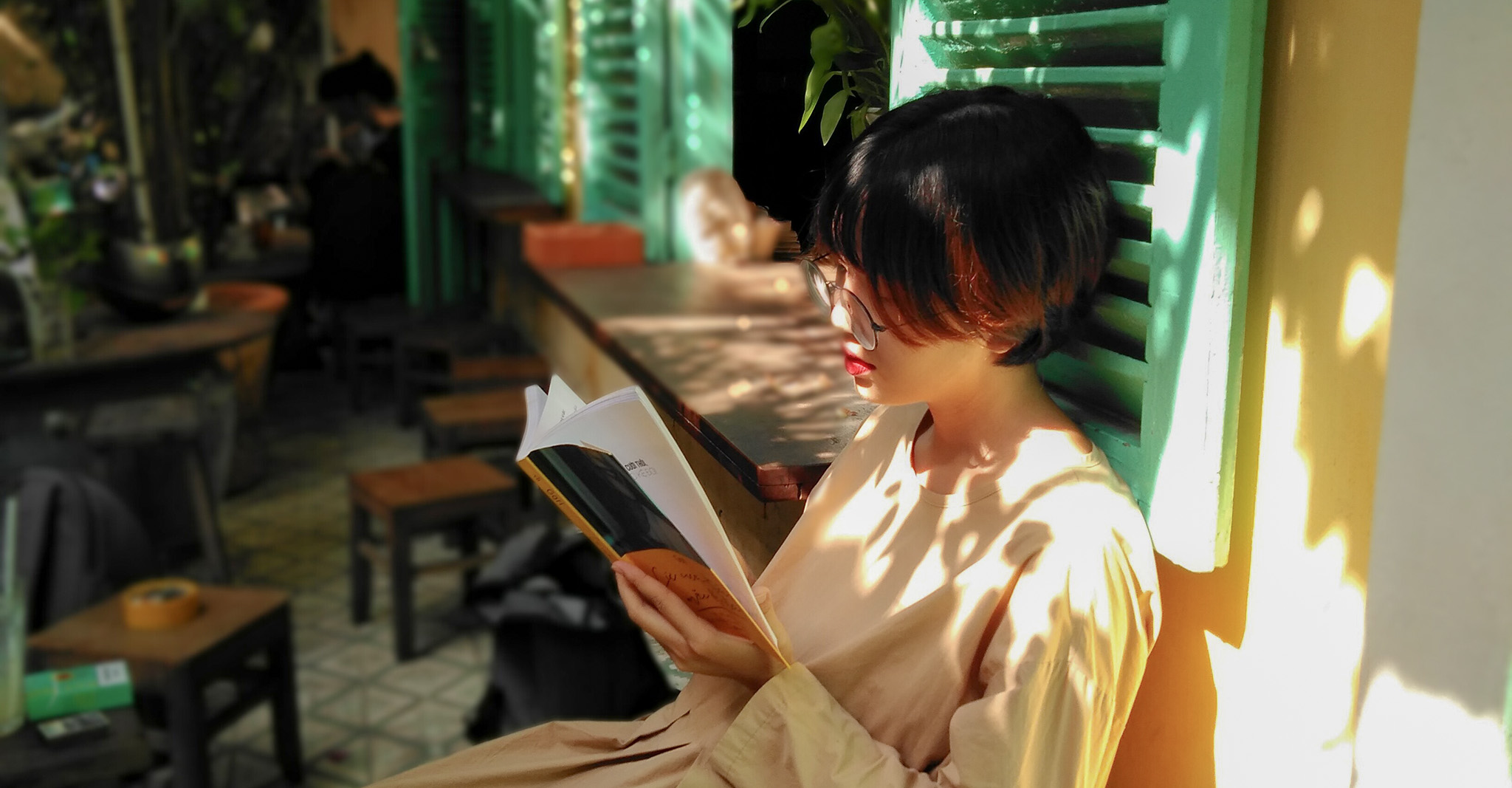 Thử chụp ảnh xoá phông với camera HTC Desire 12+ : Một chiều đầy nắng ở Sài gòn hẻm cà phê