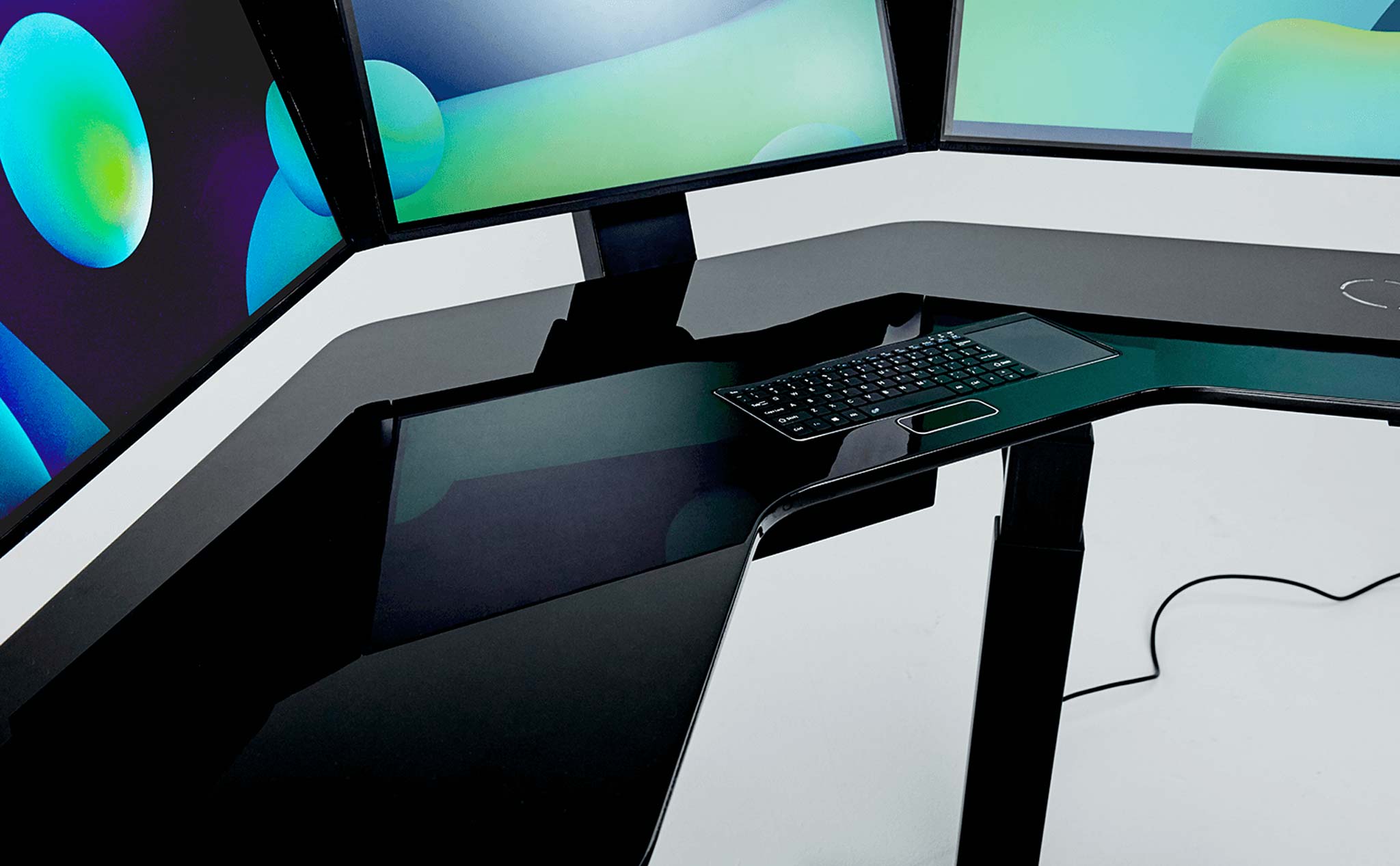 SmartDesk: chiếc bàn với 3 màn hình, PC i7, phím chuột, máy scan, điện thoại, sạc không dây,...