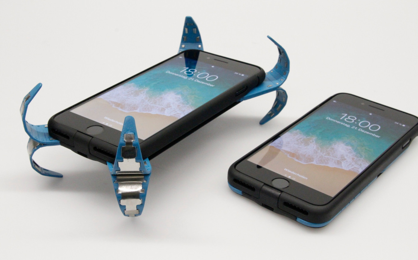 Cái case này tự động lòi càng 4 góc ra khi rớt để bảo vệ điện thoại bạn