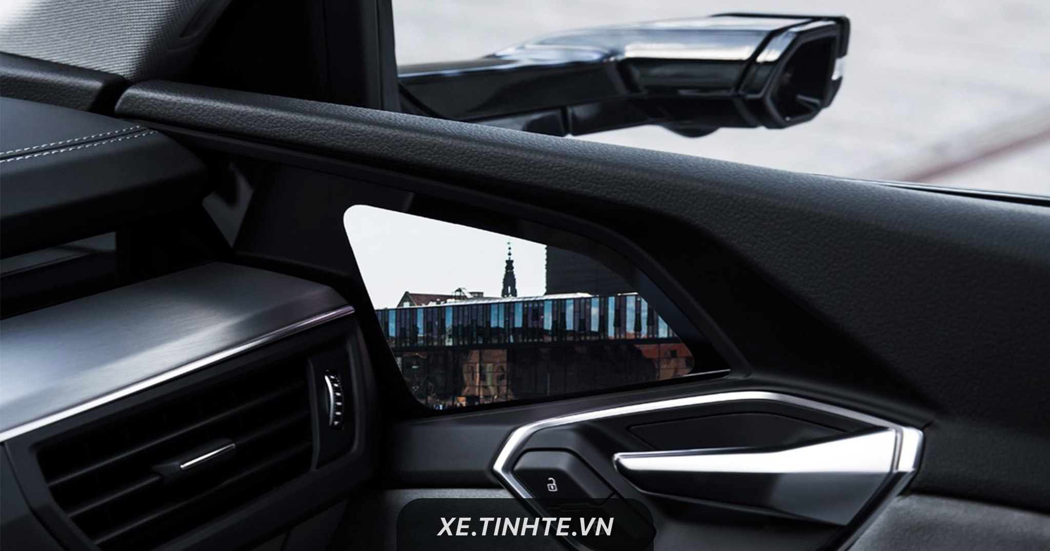 Xe điện Audi E-Tron không dùng gương chiếu hậu, quan sát bằng camera và màn hình trong cabin
