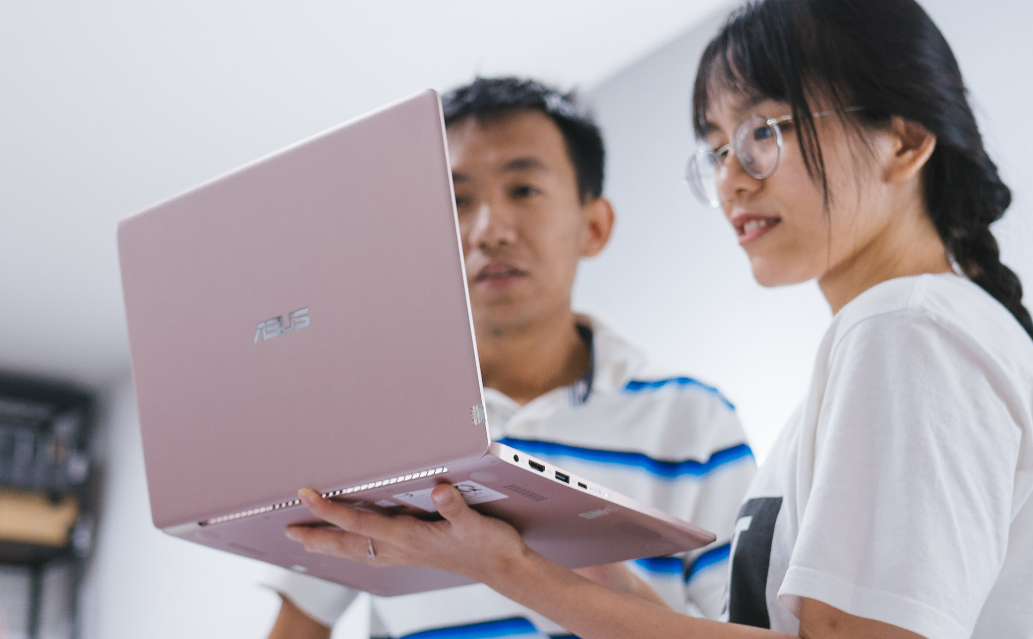 Cảm nhận ASUS ZenBook 13: Xài laptop siêu di động cho cuộc đời thêm nhẹ nhàng