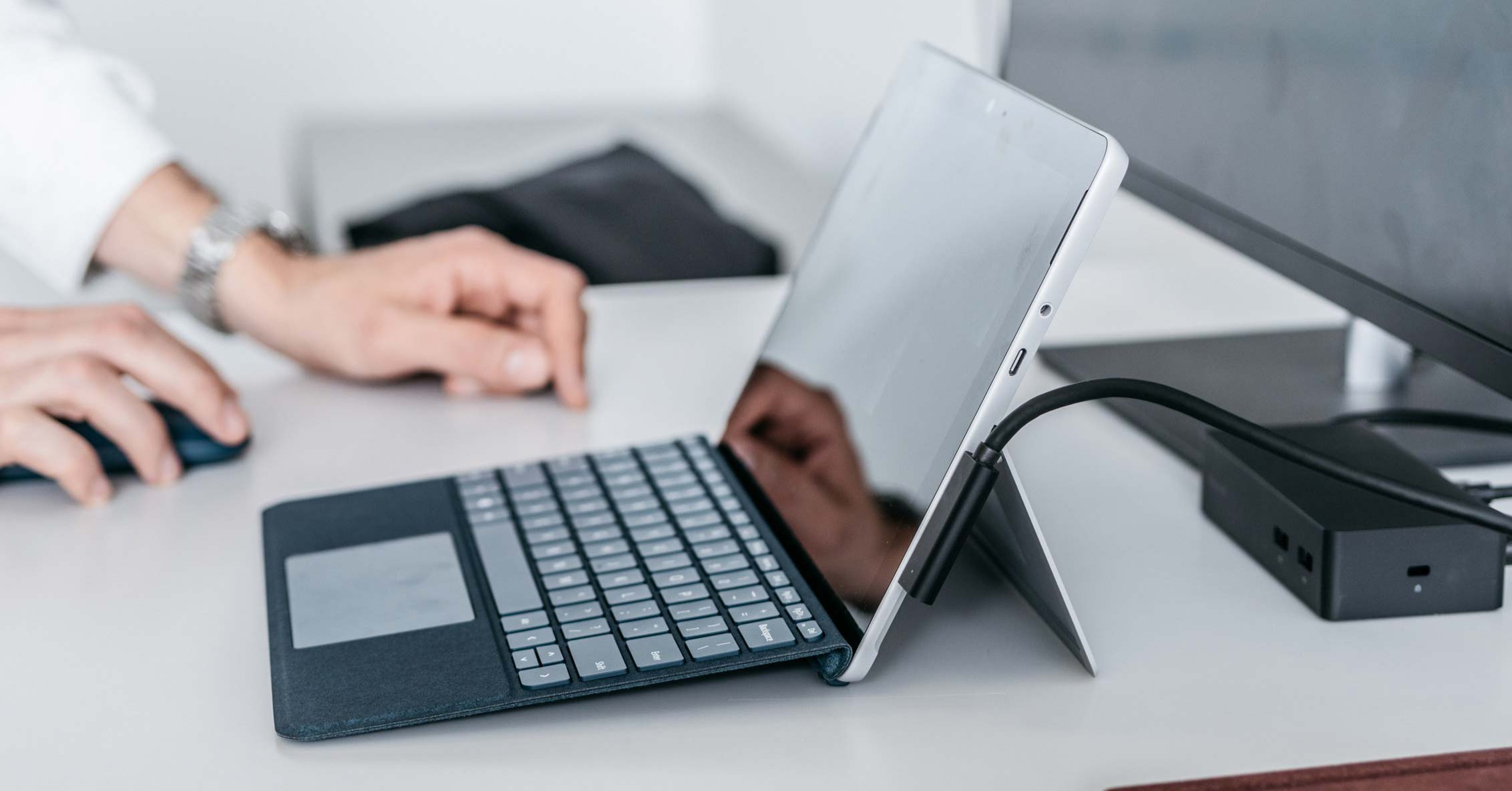 Surface Go - ván cược lớn của Microsoft vào một cái máy tính nhỏ tí nhưng liệu có thành công?
