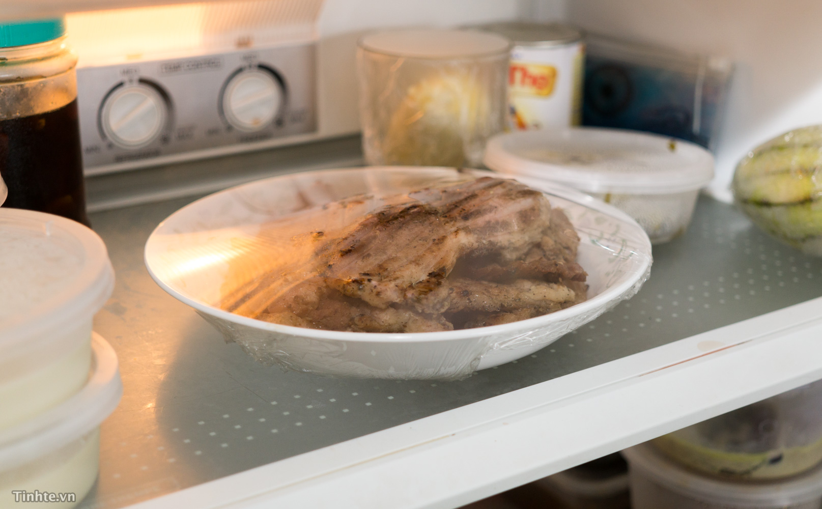 Có nên bọc thức ăn trước khi cho vào tủ lạnh?