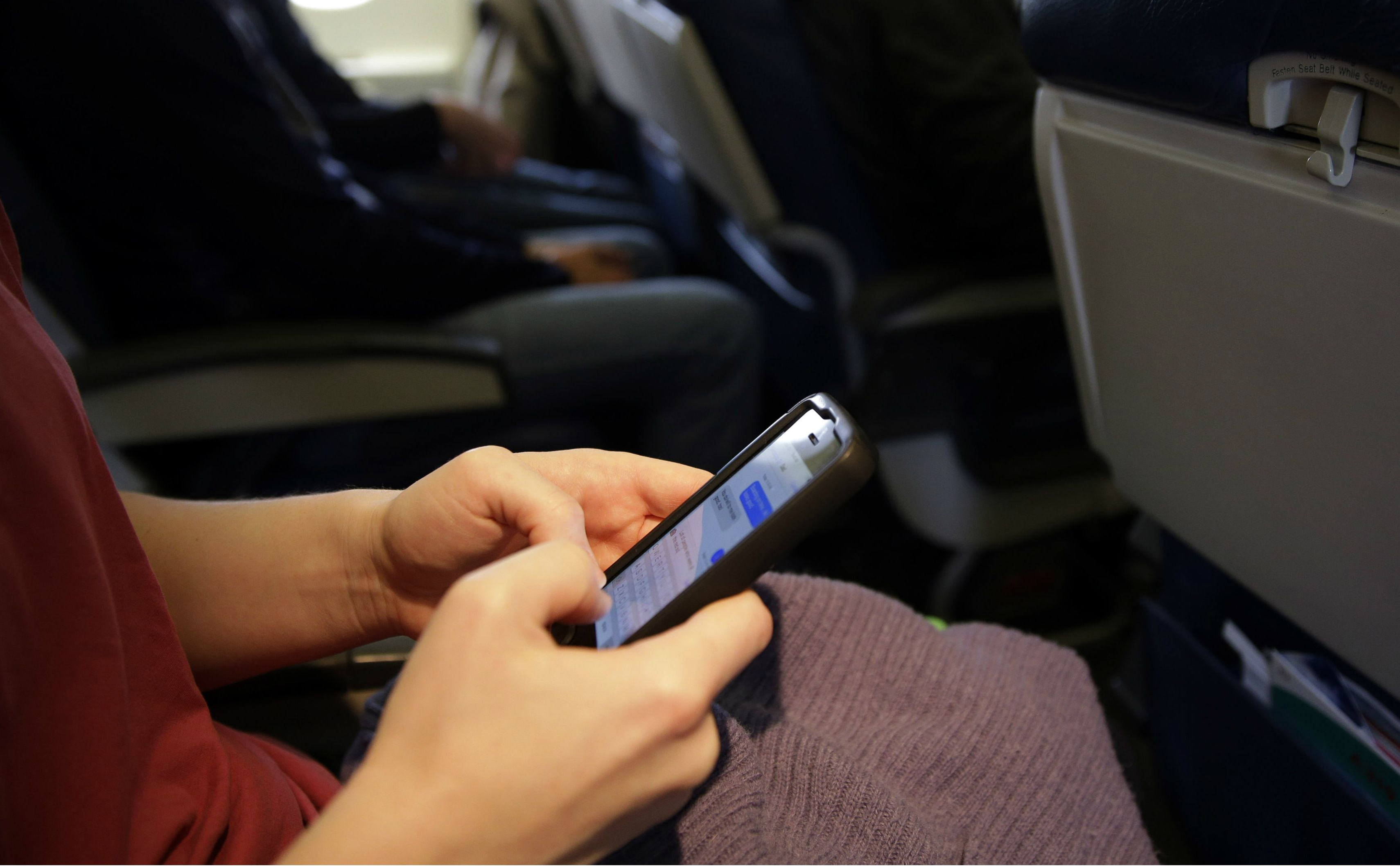 Vì sao bạn phải tắt sóng điện thoại khi lên máy bay?
