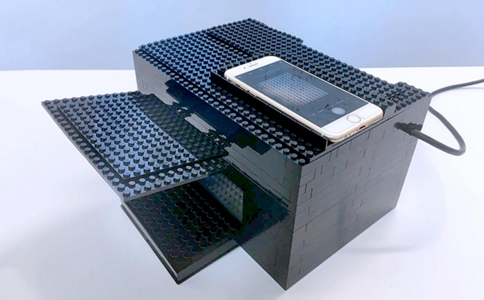 Kết hợp smartphone và khung máy làm từ Lego để nhận biết dấu hiệu của vũ khí sinh học