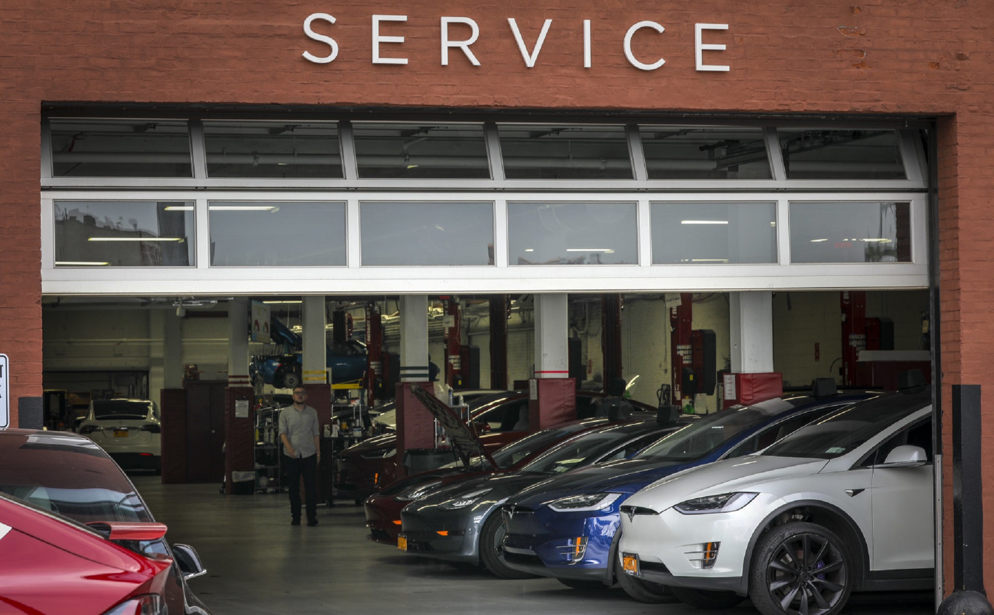Tesla: sẽ tự sửa xe cho khách, ngưng chương trình giới thiệu được sạc miễn phí suốt đời xe