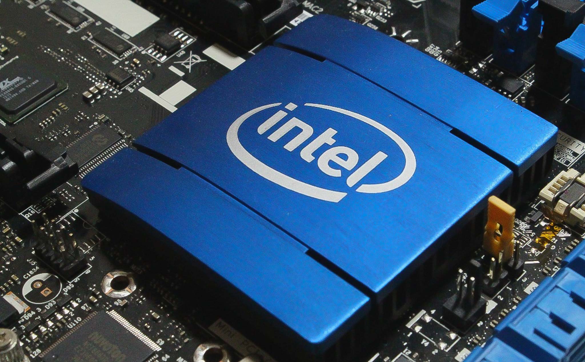 Intel chuyển một số chipset sang tiến trình 22 nm do dây chuyền 14 nm đang bị quá tải?