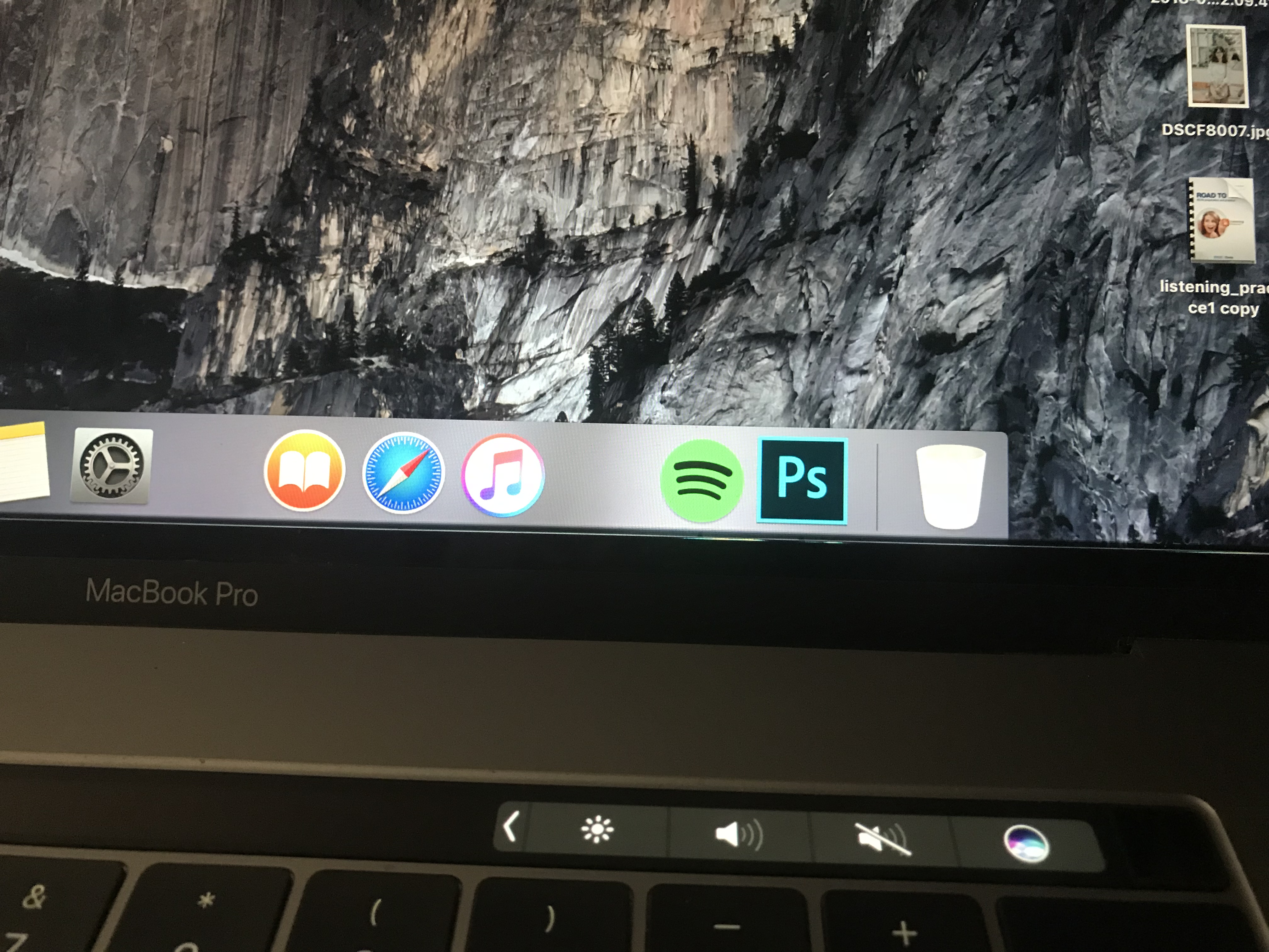 Macbook Pro 2016 Touchbar bị lỗi màn hình
