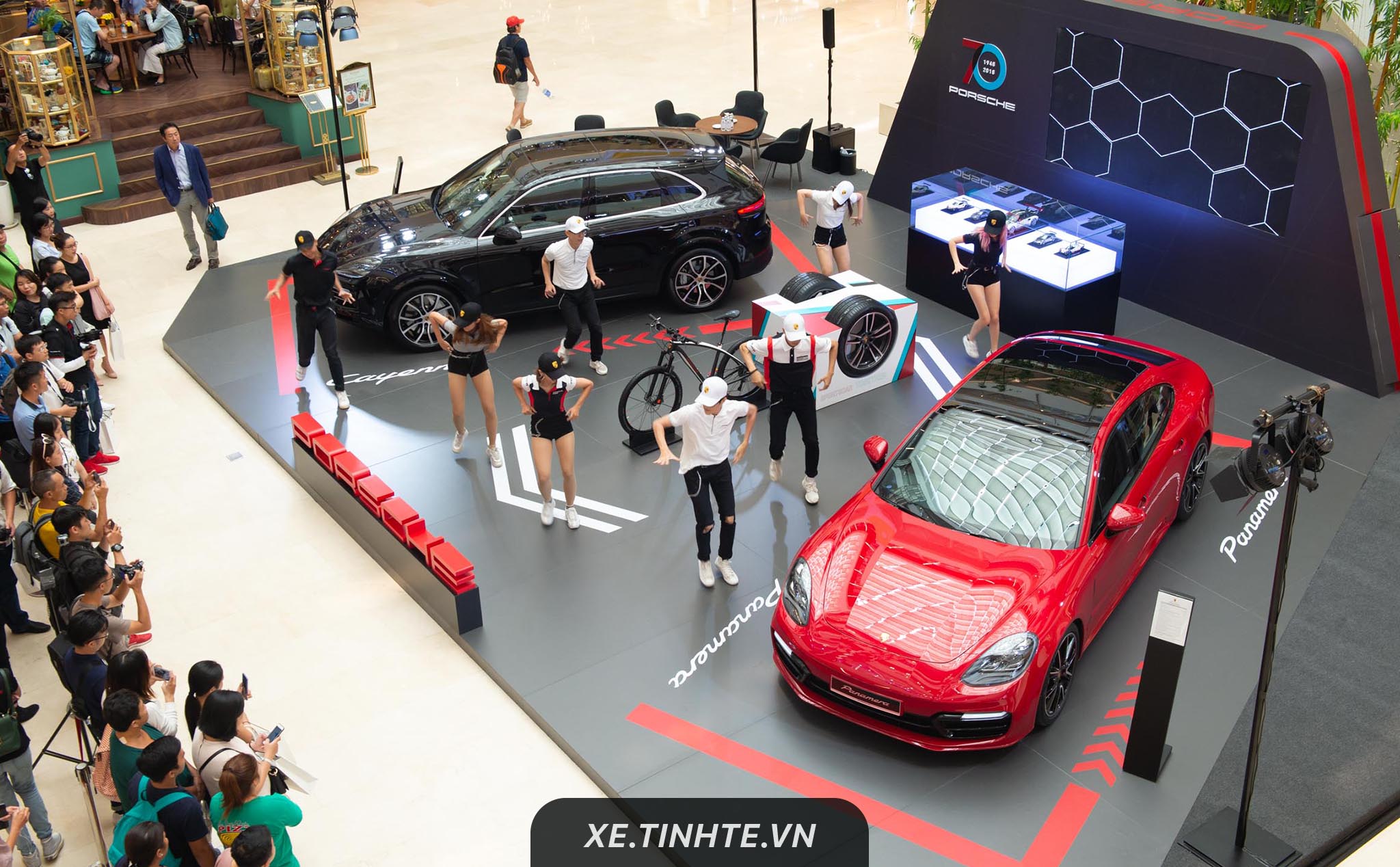 Porsche trưng bày Cayenne và Panamera thế hệ mới kỷ niệm 70 năm lịch sử tại Việt Nam