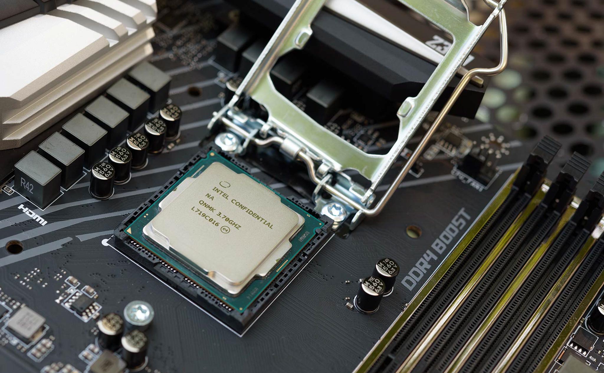 Intel xác nhận tình trạng khan hiếm CPU, đầu tư thêm 1 tỷ USD cho dây chuyền sản xuất 14 nm