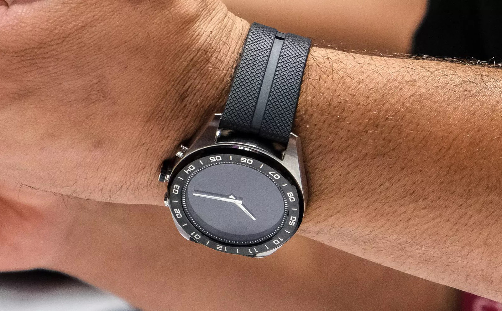 LG W7 - smartwatch hybrid độc đáo của LG, thiếu vắng nhiều tính năng, giá 450$