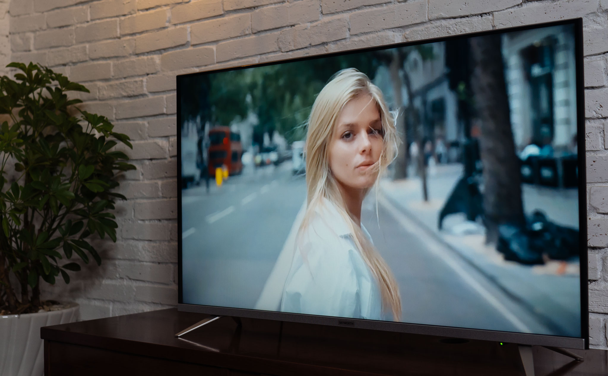 Trải nghiệm TV Skyworth E6: Android TV box gắn kèm màn hình 40 inch, giá chỉ 7 triệu đồng
