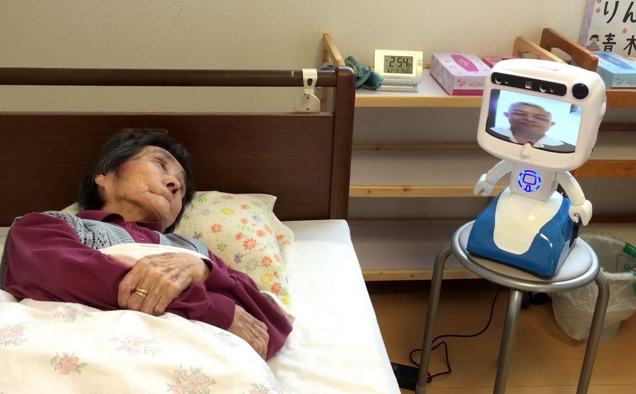 Nhật Bản đang tìm cách phát triển các dạng Carerobos để chăm sóc dân số lão hóa của mình