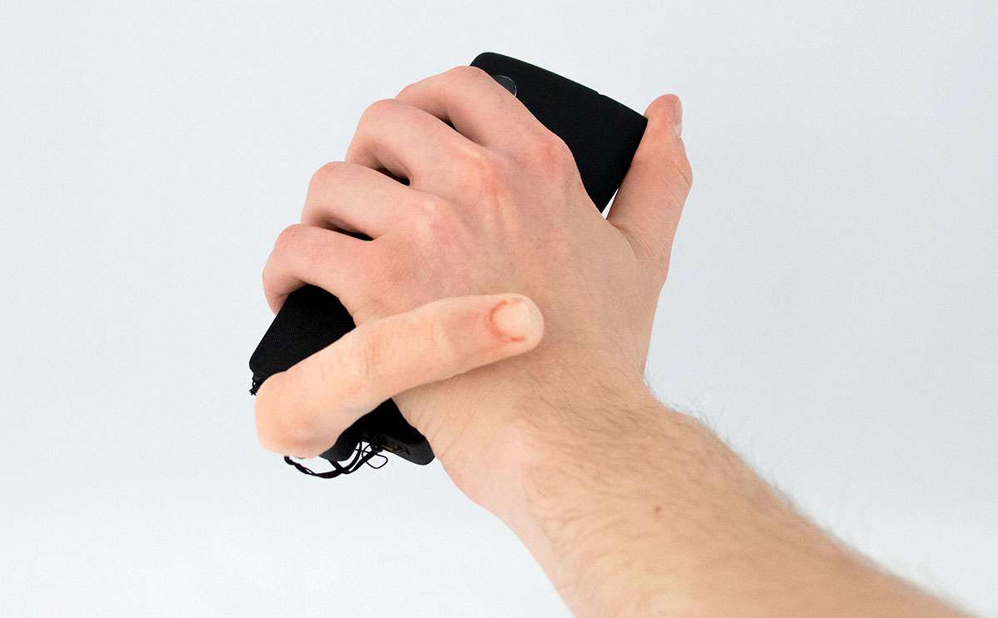 Ngón tay robot gắn vào smartphone để hỗ trợ người dùng làm nhiều trò vui vẻ