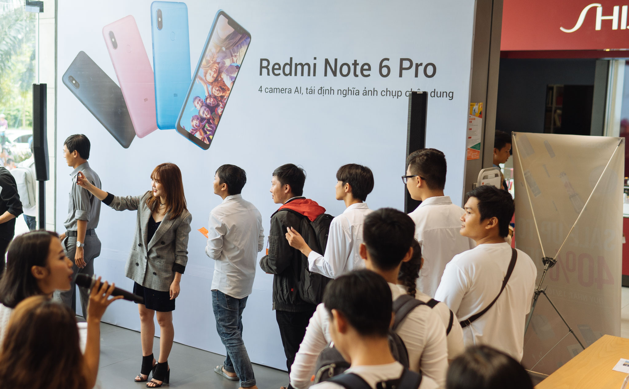 Ribi Sachi lập kỷ lục selfie 133 tấm trong vòng 3 phút với smartphone Redmi Note 6 Pro