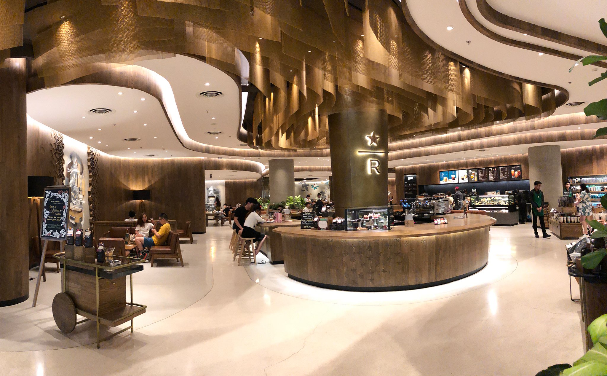 Trải nghiệm Starbucks lớn nhất Thái Lan, nên ghé qua khi đến Bangkok
