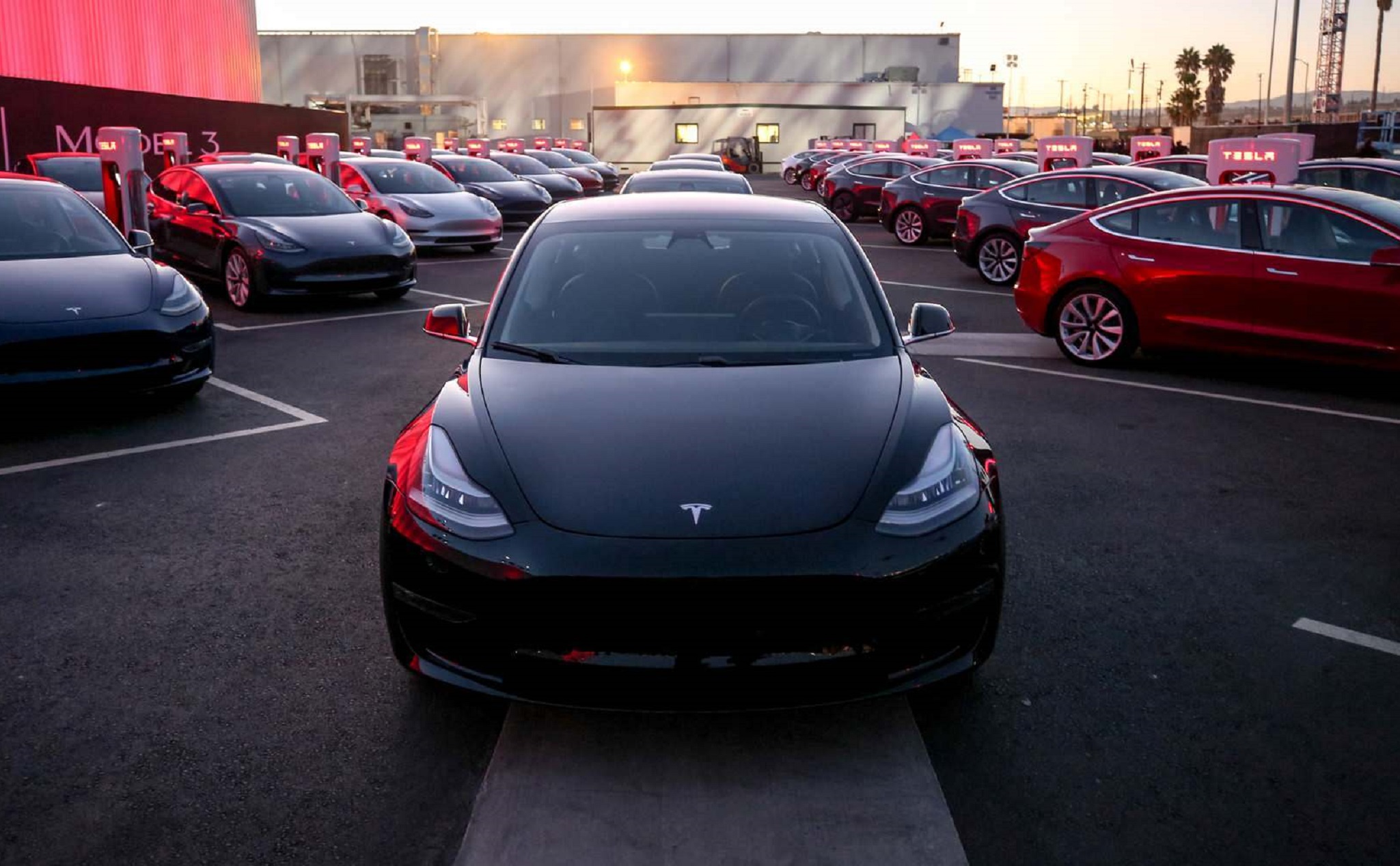 Tesla đã xuất xưởng được 100.000 xe Model 3; hồi tháng 7/2017 chỉ mới ráp được 30 xe