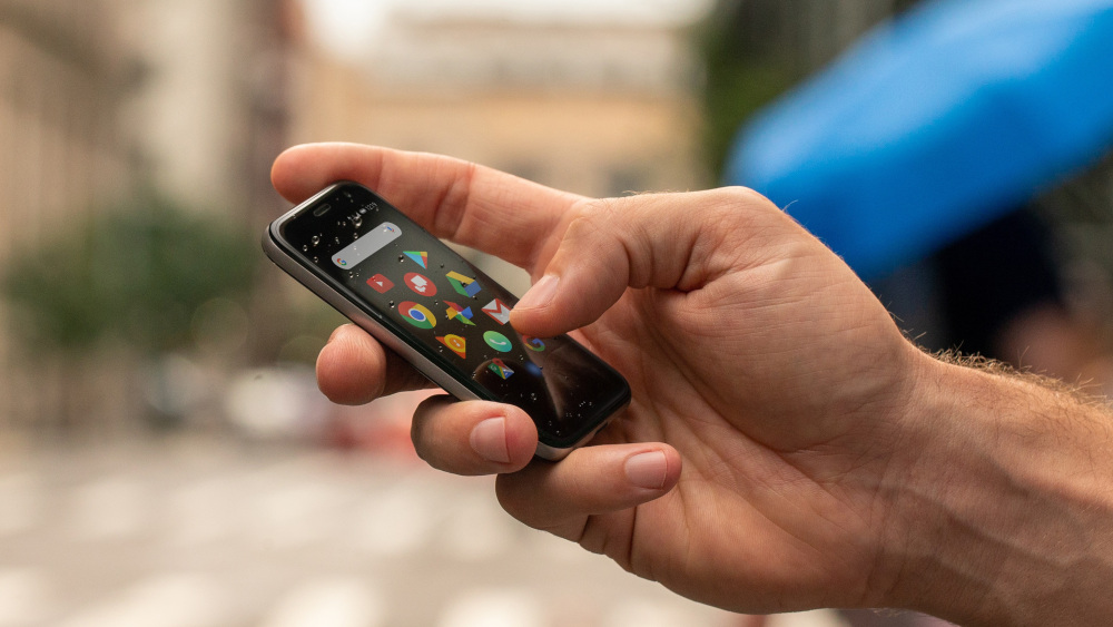Palm quay trở lại với một chiếc điện thoại tí hơn chạy Android 8.1 giá 349$
