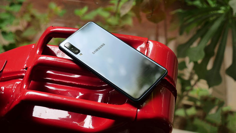Đang tải Samsung-Galaxy-A7-2018-fptshop-01.jpg…