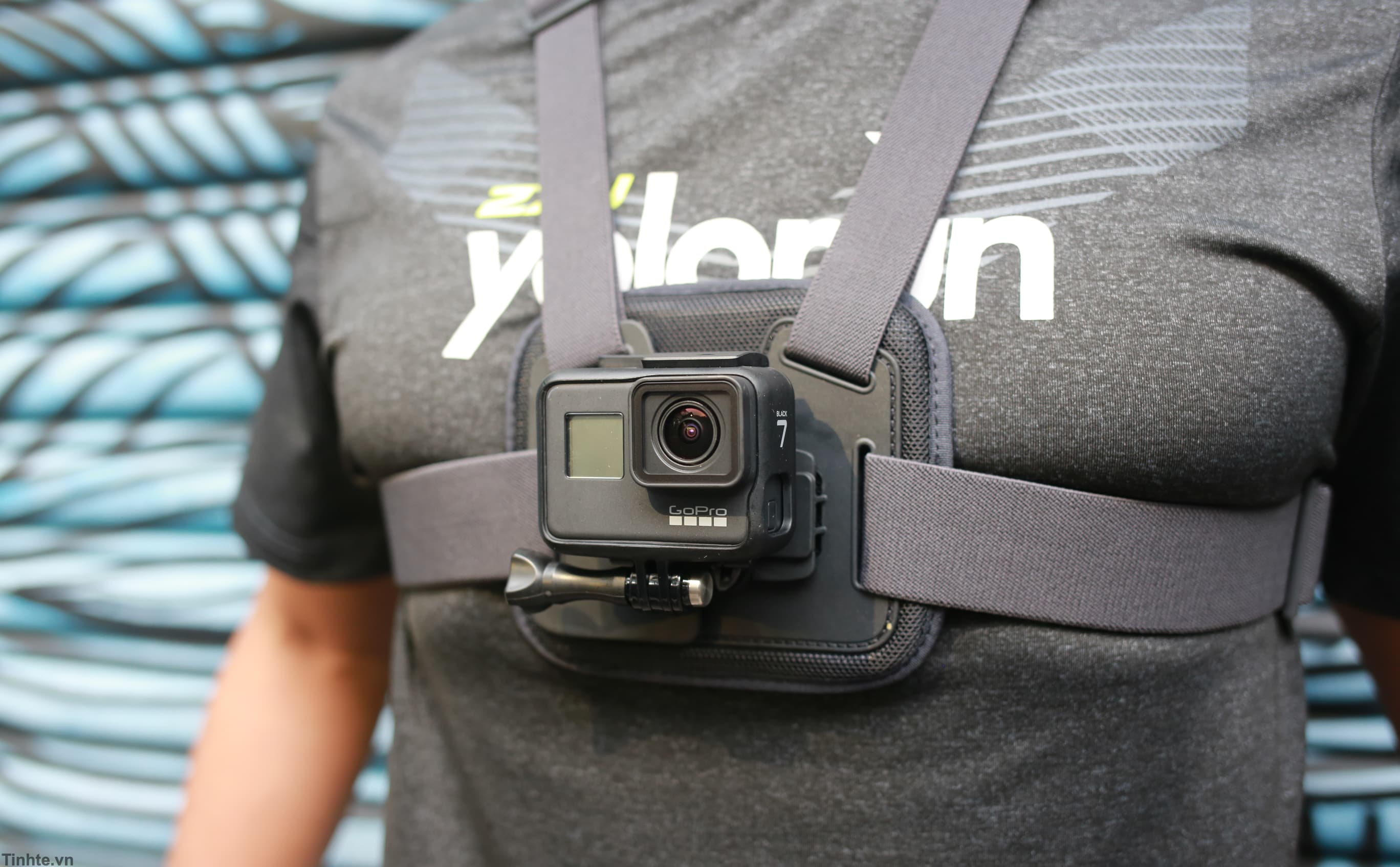 Trên tay đai đeo ngực GoPro Performance Chest Mount