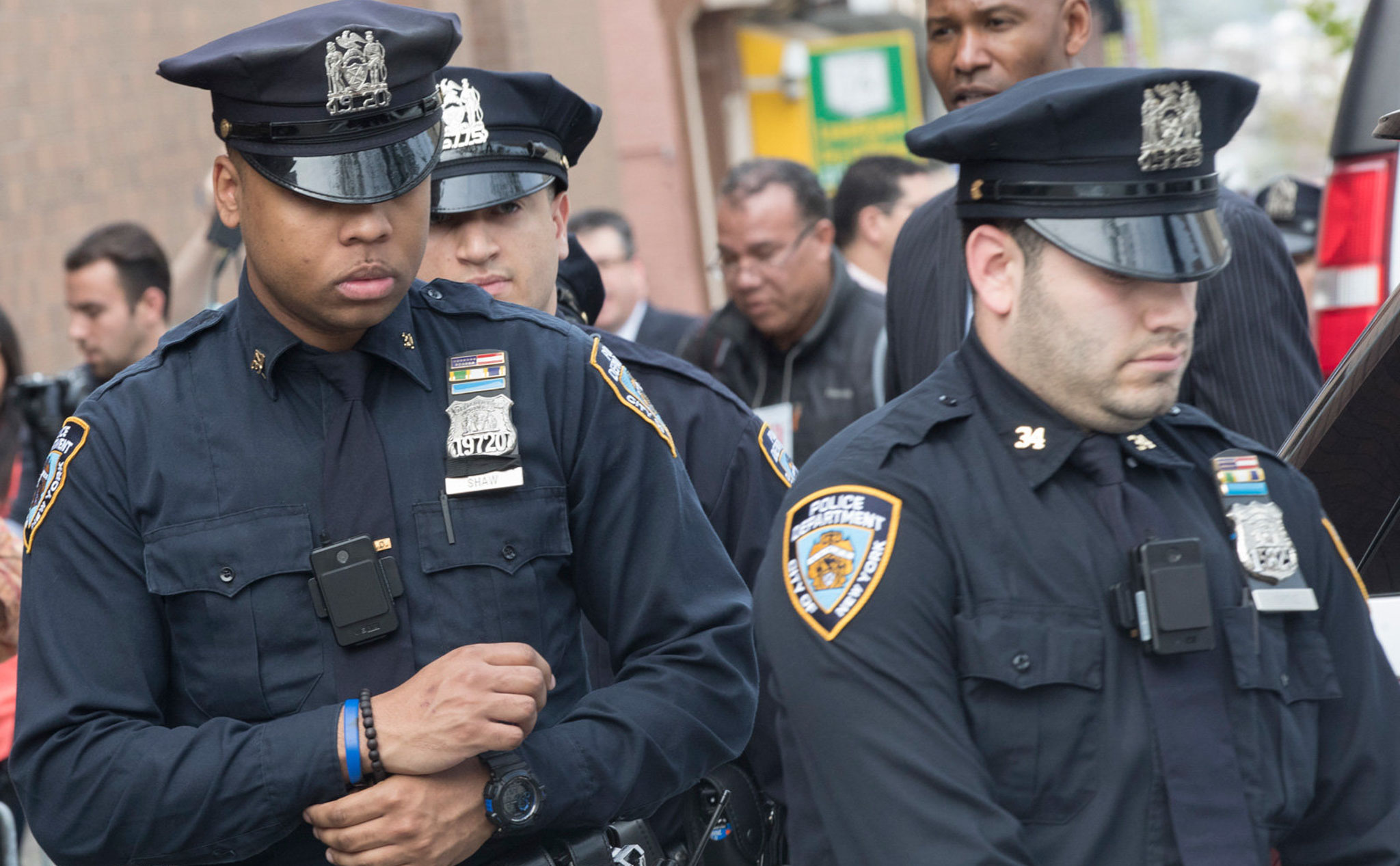 Một camera gắn trên người cảnh sát New York bốc cháy, NYPD quyết định thu hồi toàn bộ