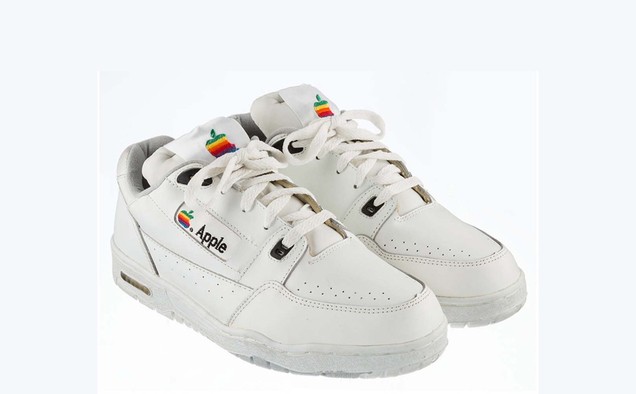 Versace có thể sẽ tung ra đôi giày giống hệt của Apple những năm 90