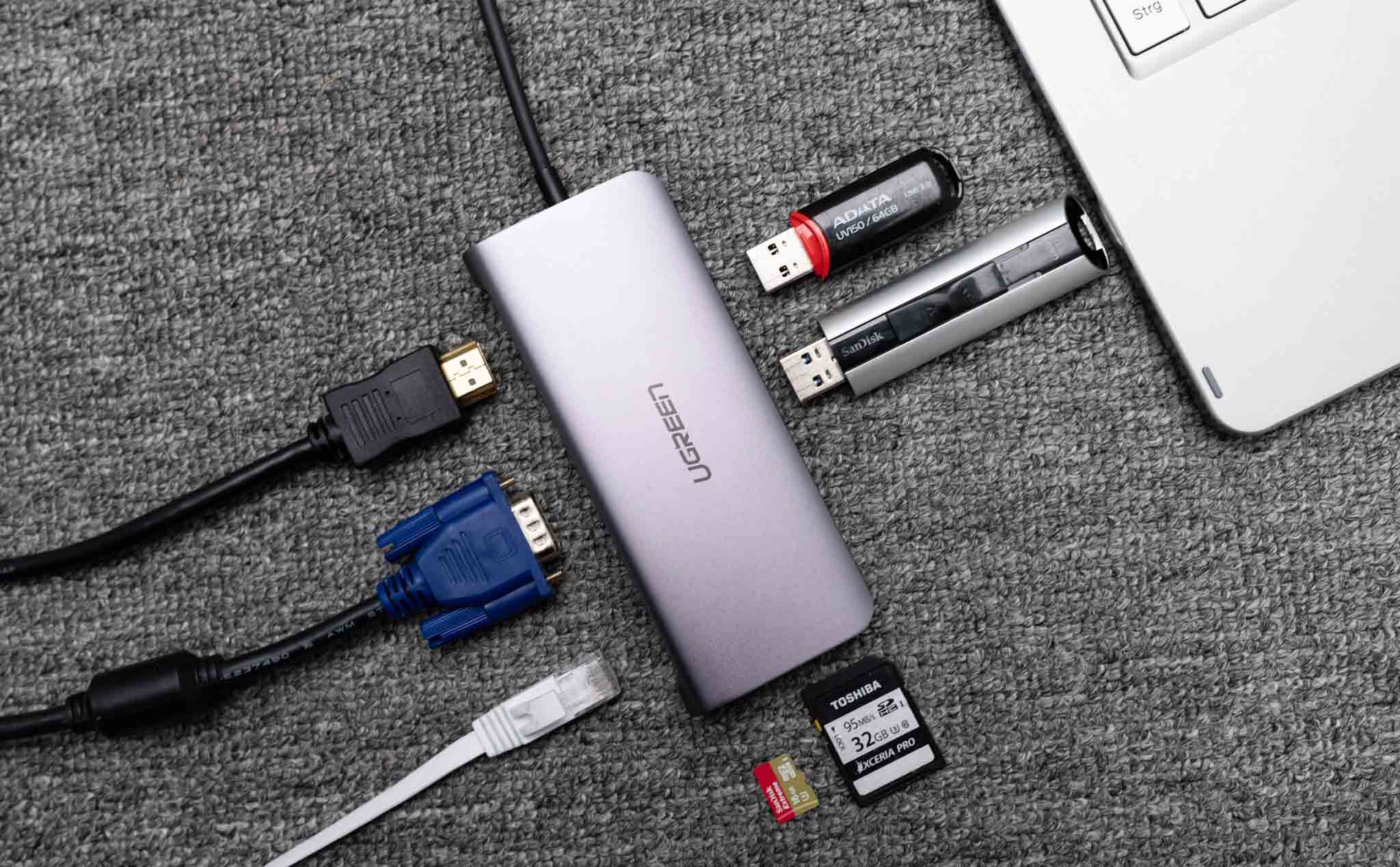 Trên tay hub chuyển USB-C ra nhiều cổng của Ugreen: có VGA, USB-C, HDMI, SD, USB 3.0, RJ-45