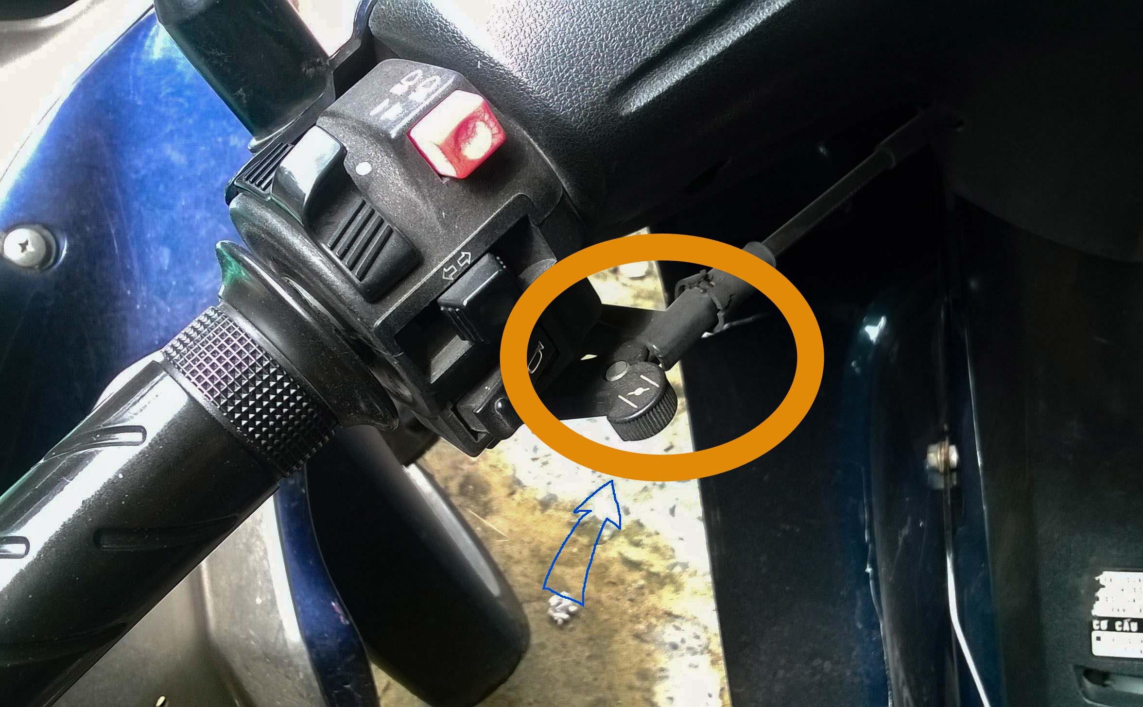 Bộ phận gạt dưới còi xe máy này là gì?