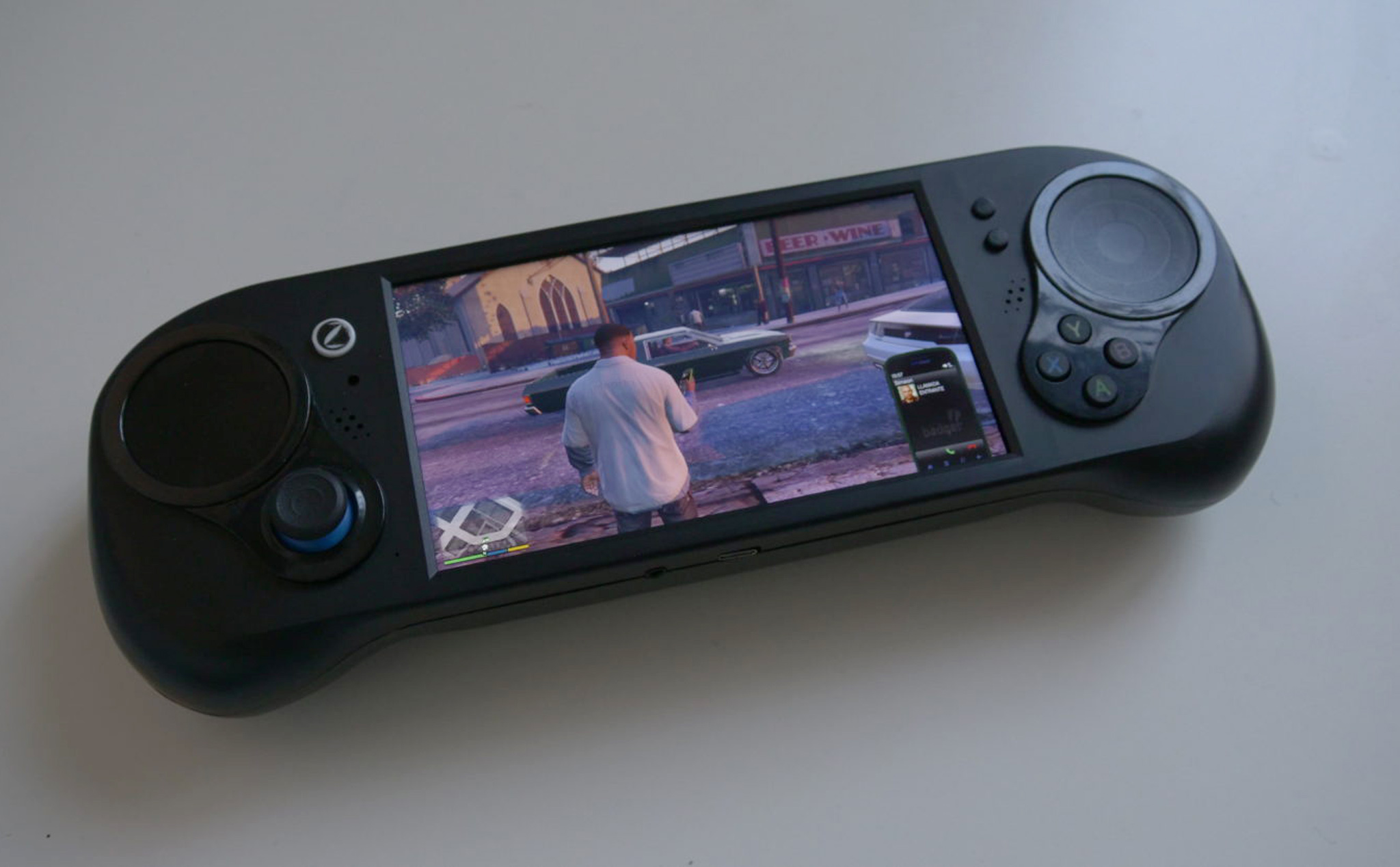 PC bỏ túi SMACH Z tung clip chơi game trên phiên bản thử nghiệm, sản xuất hàng loạt đầu năm 2019