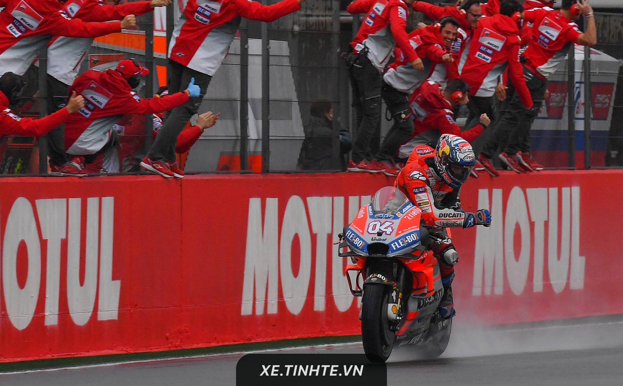 #MotoGP18: Marquez và Rossi ngã do mưa lớn, Dovizioso về nhất chặng cuối tại Valencia