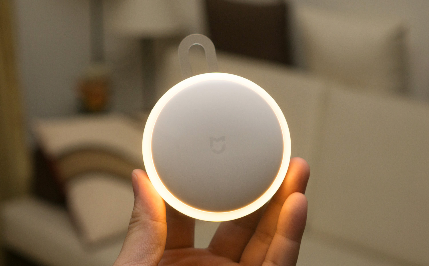 Chia sẻ về đèn tự sáng khi có chuyển động của Xiaomi: giá chỉ 200k, màu đèn đẹp sang, không cần điện