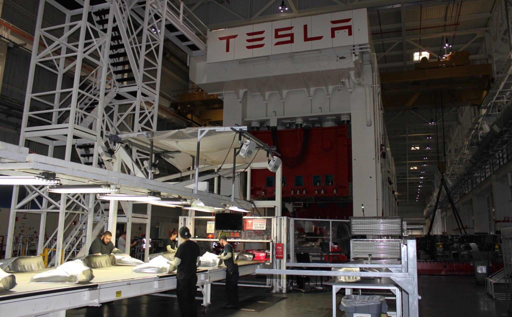 Nhà máy sản xuất Tesla sẽ hoạt động cả trong đợt Lễ tạ ơn để đạt mục tiêu 7.000 xe/tuần