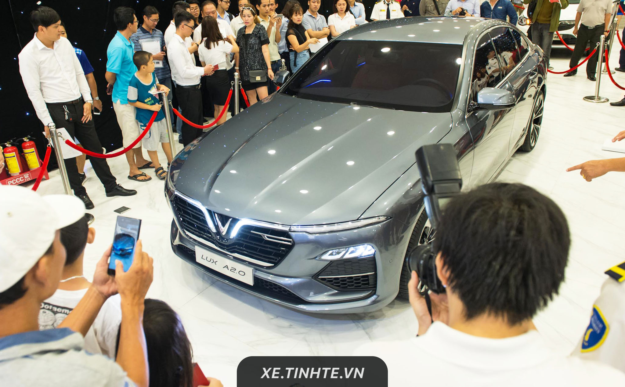 Hình ảnh VinFast trưng bày dàn xe hơi tại Sài Gòn - Người đến xem rất đông, nhiều ý kiến khen xe đẹp