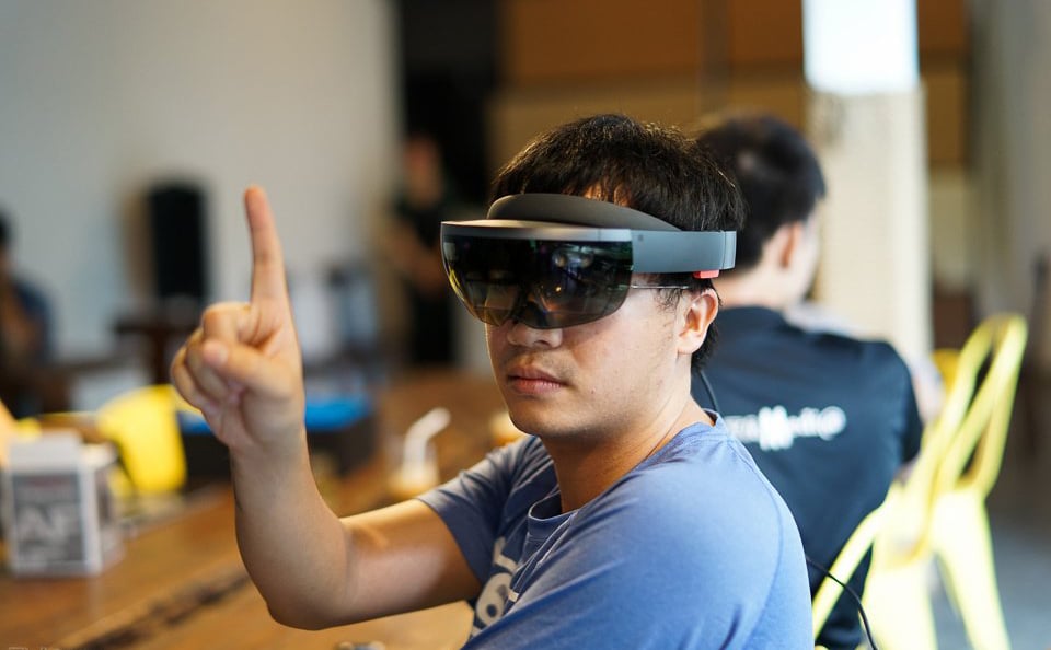 CARA: Công nghệ mới dùng Hololens “mô tả” không gian xung quanh cho người khiếm thị