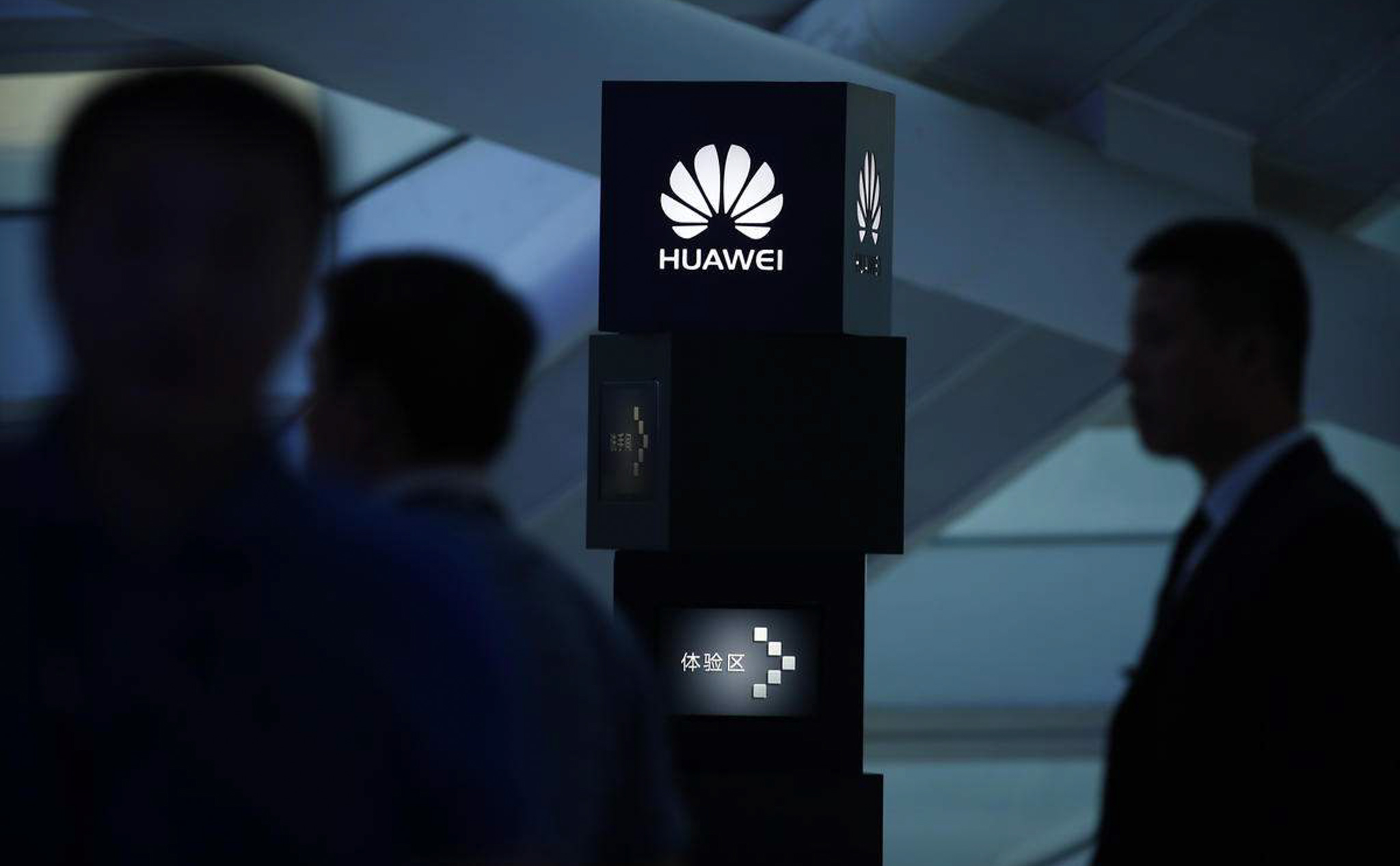 Nhà mạng Anh bắt đầu loại bỏ thiết bị viễn thông của Huawei