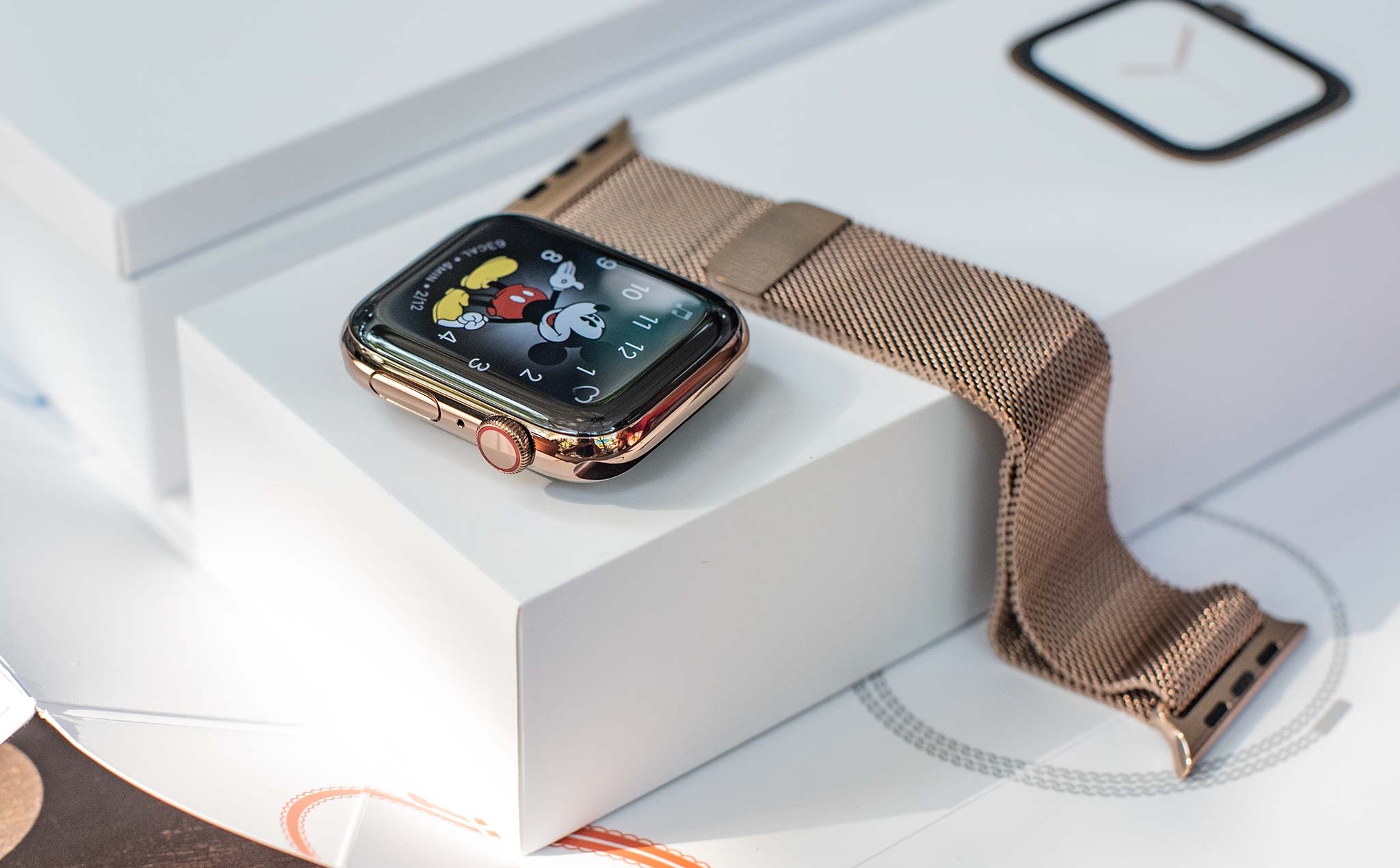 Hình ảnh Apple Watch Series 4 bản thép vàng, bóng bẩy và sang trọng
