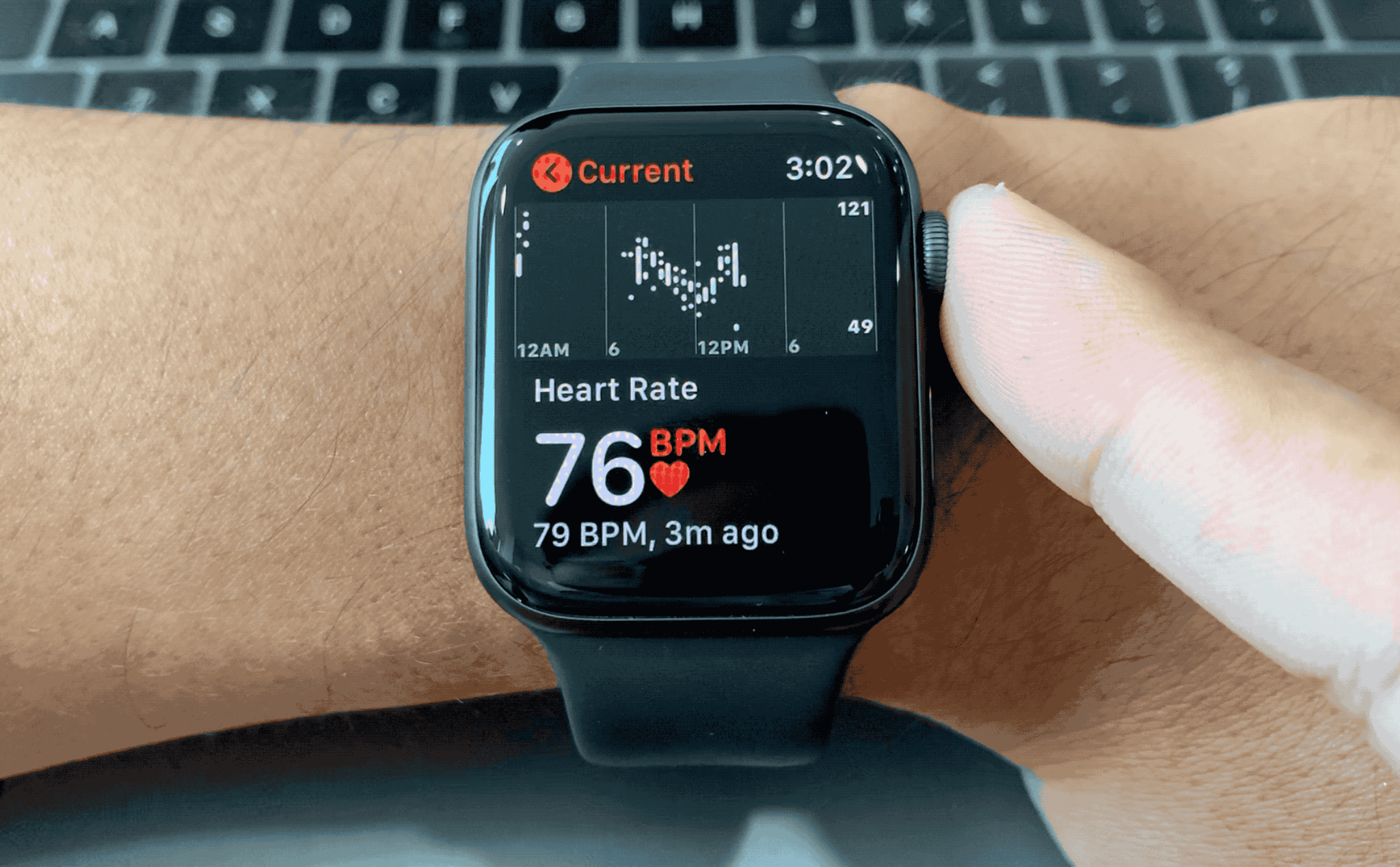 Sử dụng Digital Crown trên Apple Watch Series 4 để đo nhịp tim nhanh và chính xác hơn