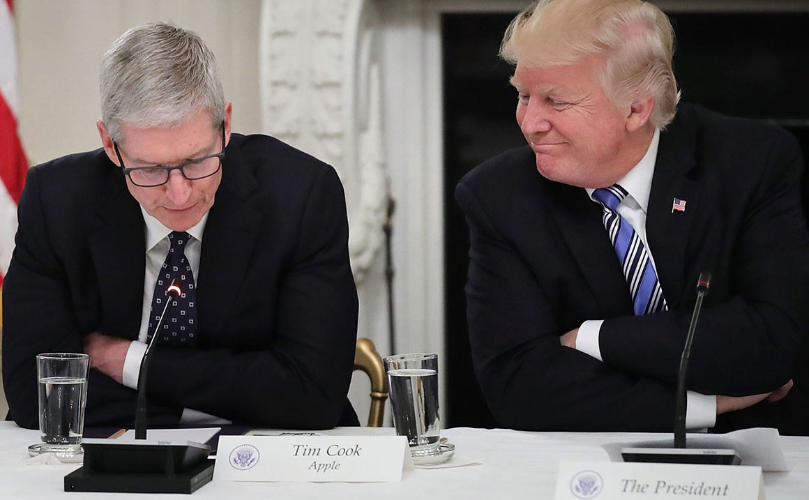 TT Trump không quan tâm về tình hình cổ phiếu của Apple: "Ai bảo họ làm sản phẩm tại Trung Quốc"