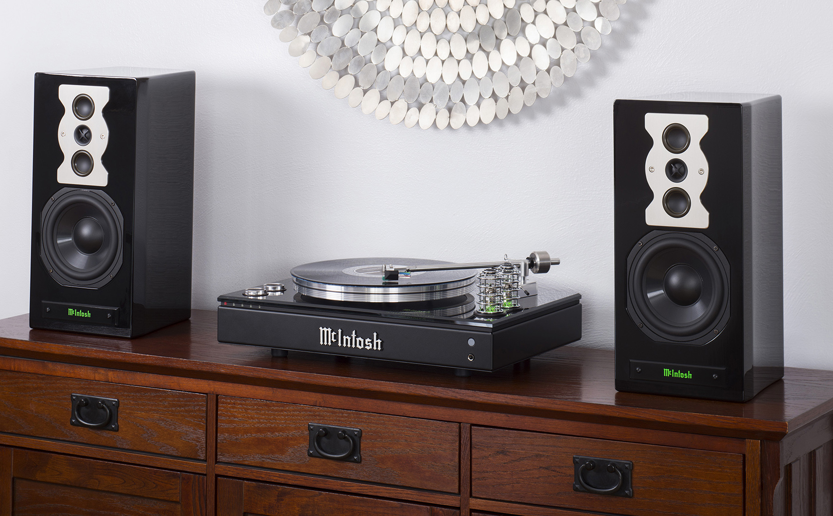 McIntosh MTI100 - turntable all-in-one, có tích hợp amplifier/pre-amplifier