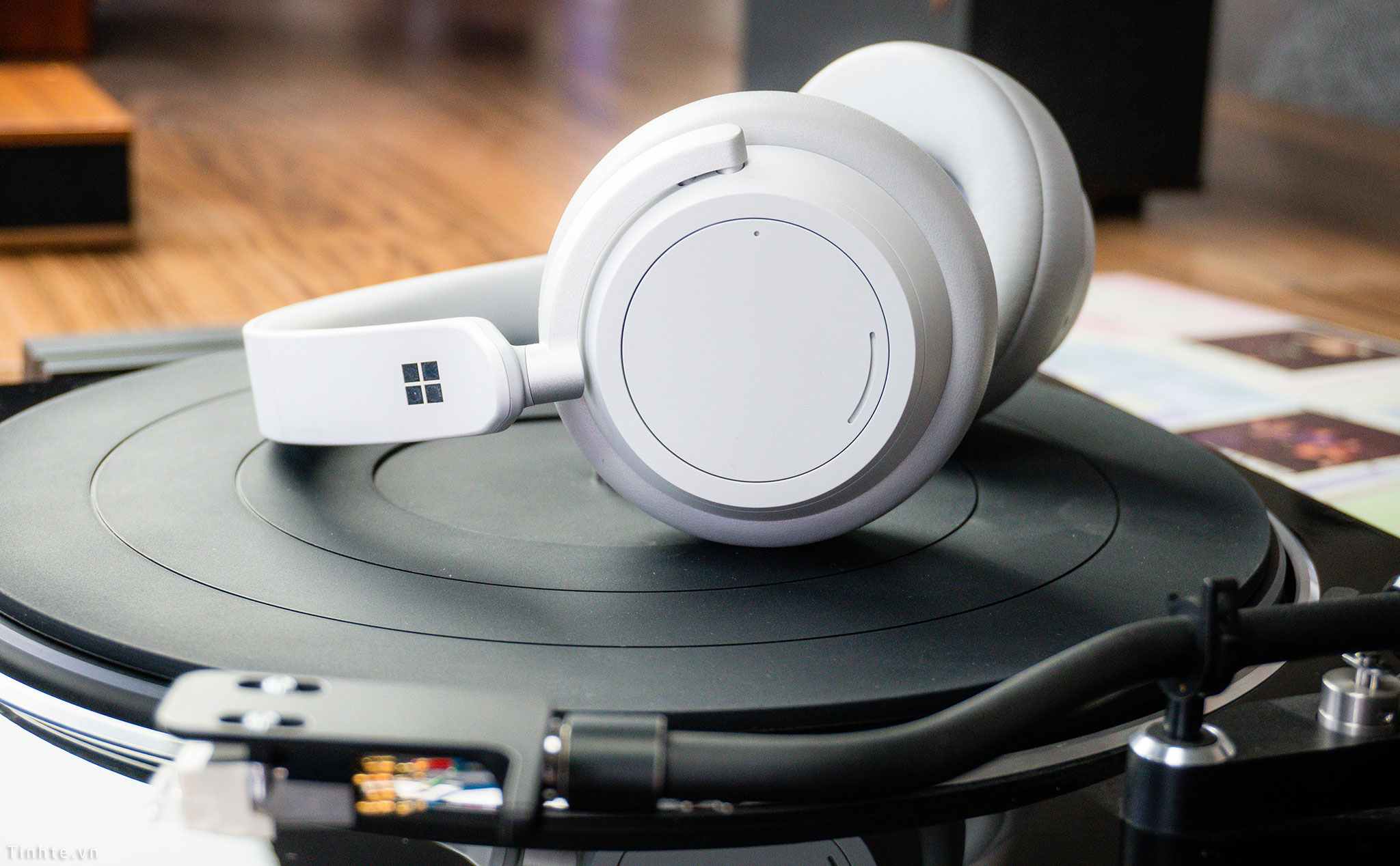 Trên tay Microsoft Surface Headphones: chống ồn tạm, điều khiển tiện lợi, Cortana chưa ngon