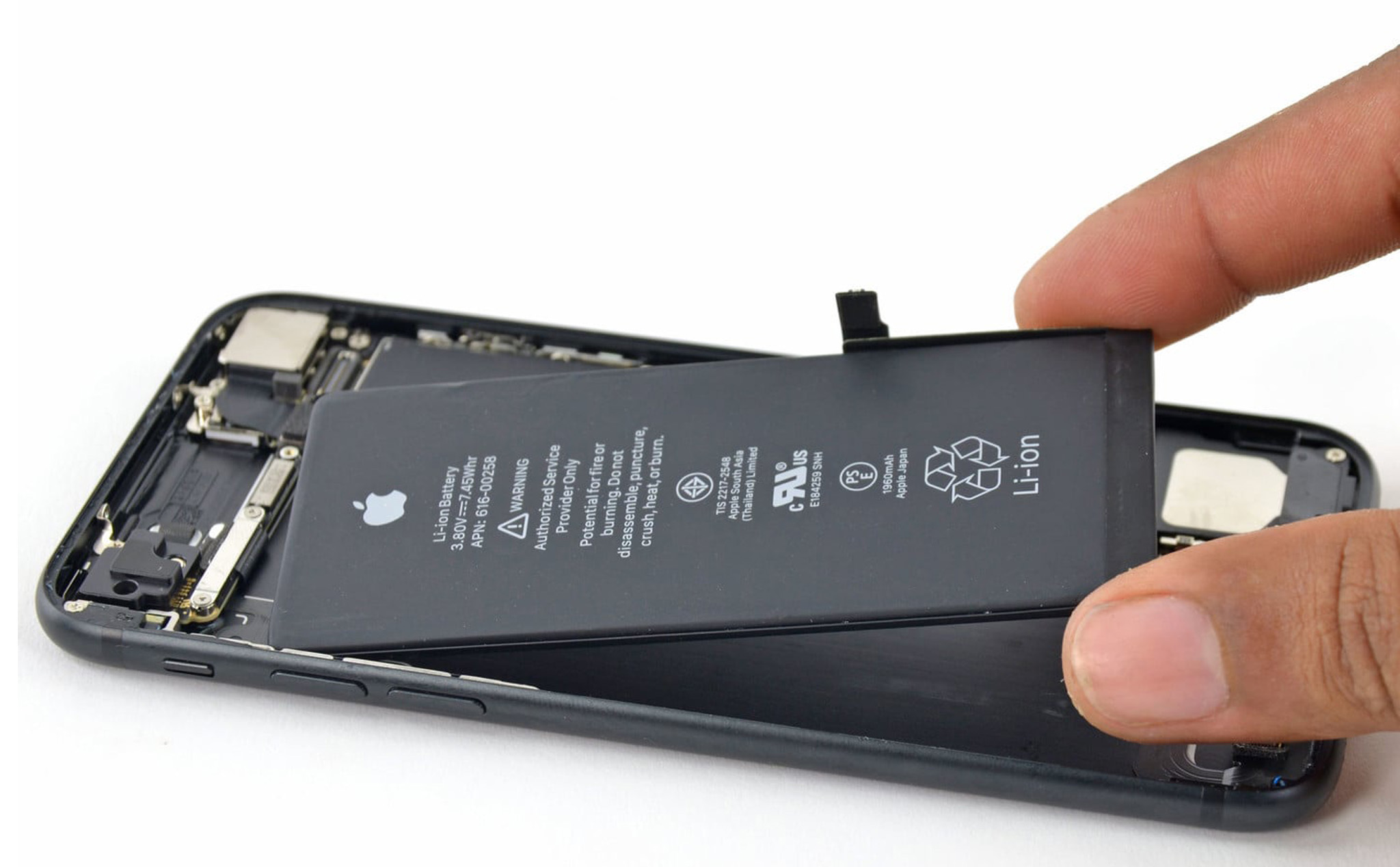 Apple dừng thay pin iPhone giá rẻ, iFixit vẫn giữ giá bộ kit thay pin 29 Đô