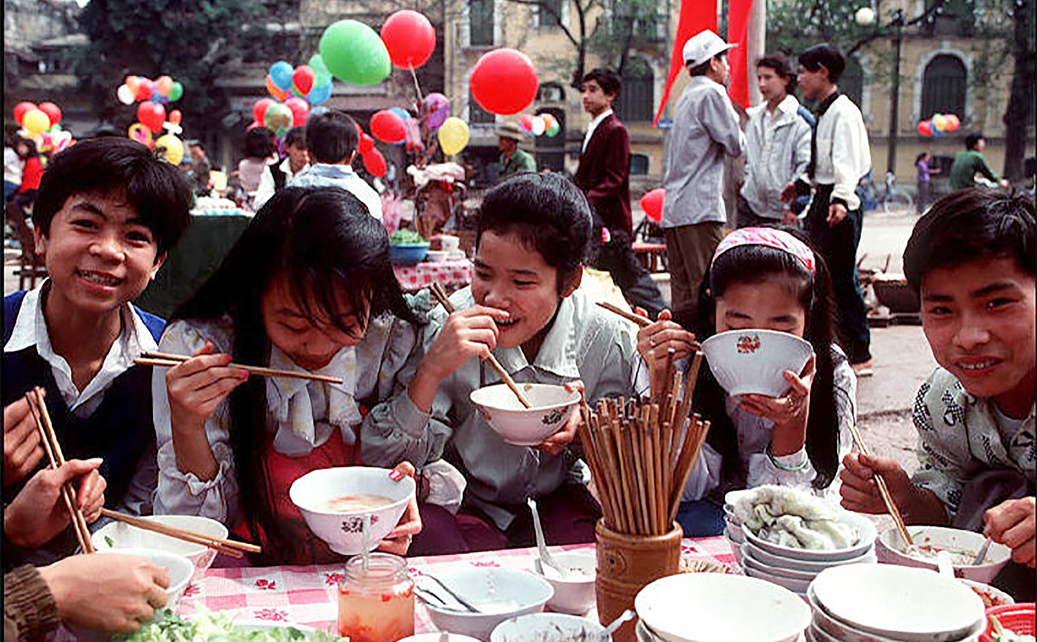 #Tet19: Nhìn lại Tết Hà Nội 25 năm trước qua ống kính Magnum Photos
