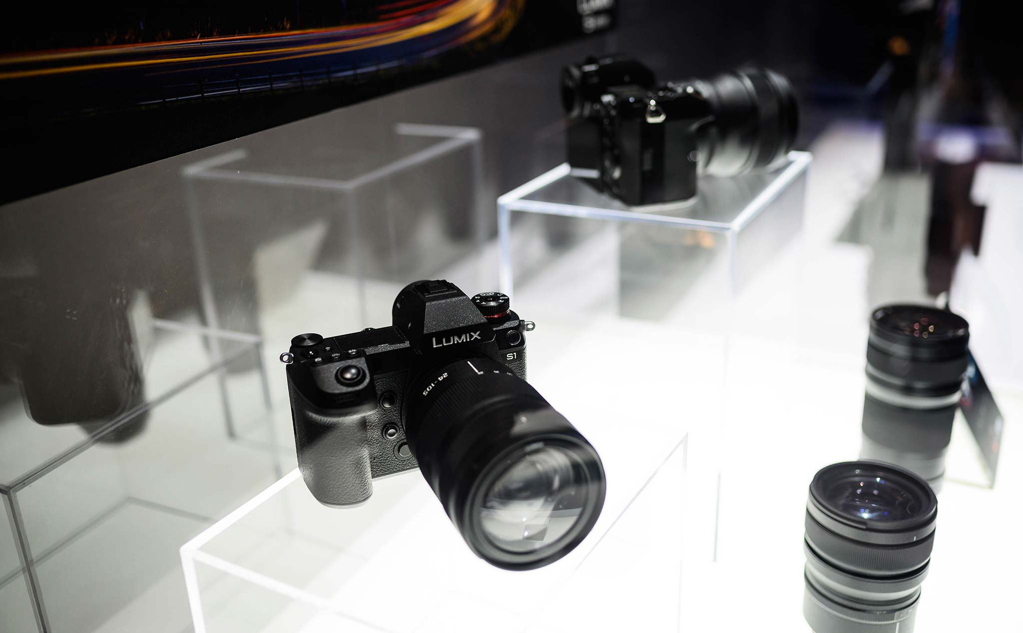 Panasonic công bố giá bán Lumix S1/S1R cùng các ống kính: từ 2.499 USD