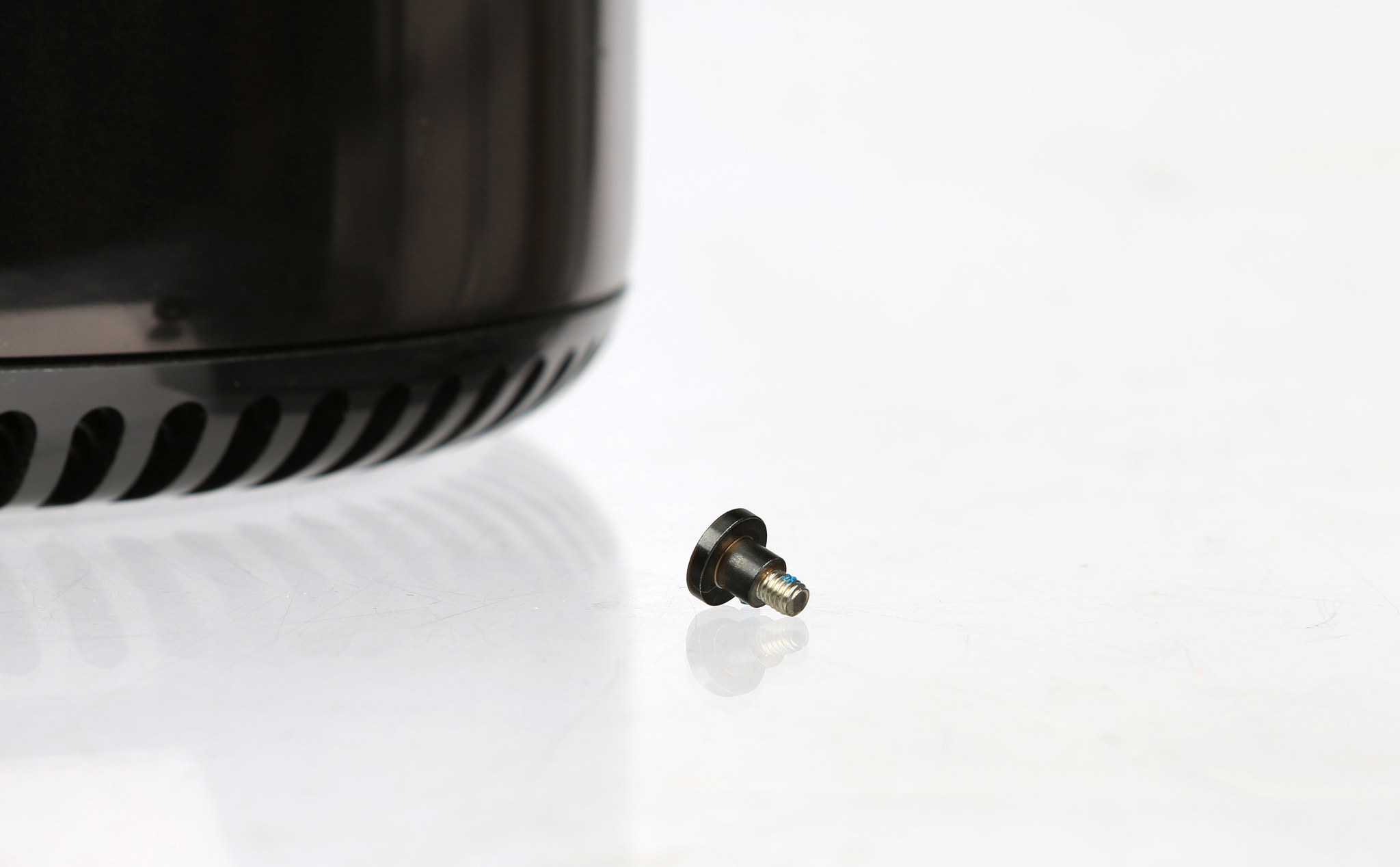 Một con ốc nhỏ xíu cho thấy lý do Apple không thể lắp ráp sản phẩm ở Mỹ