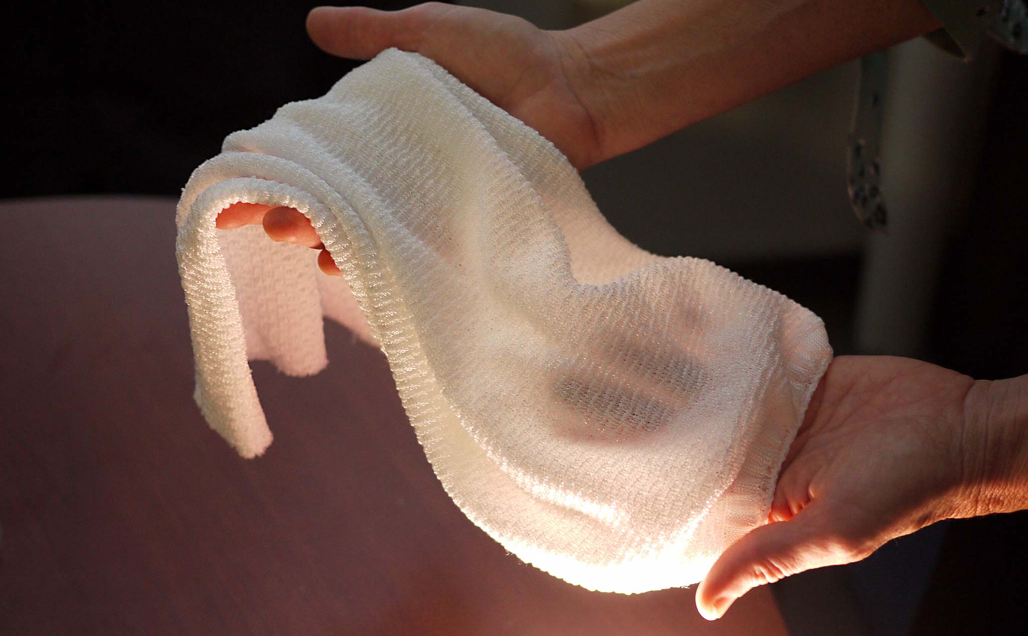 Đây là loại vải đầu tiên có thể giữ ấm vào mùa đông, làm mát vào mùa hè