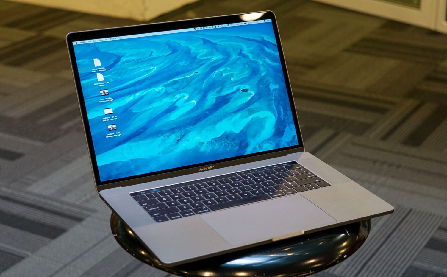 Điều gì khiến Apple làm MacBook Pro 16" sau khi đã bỏ dòng 17" nhiều năm?