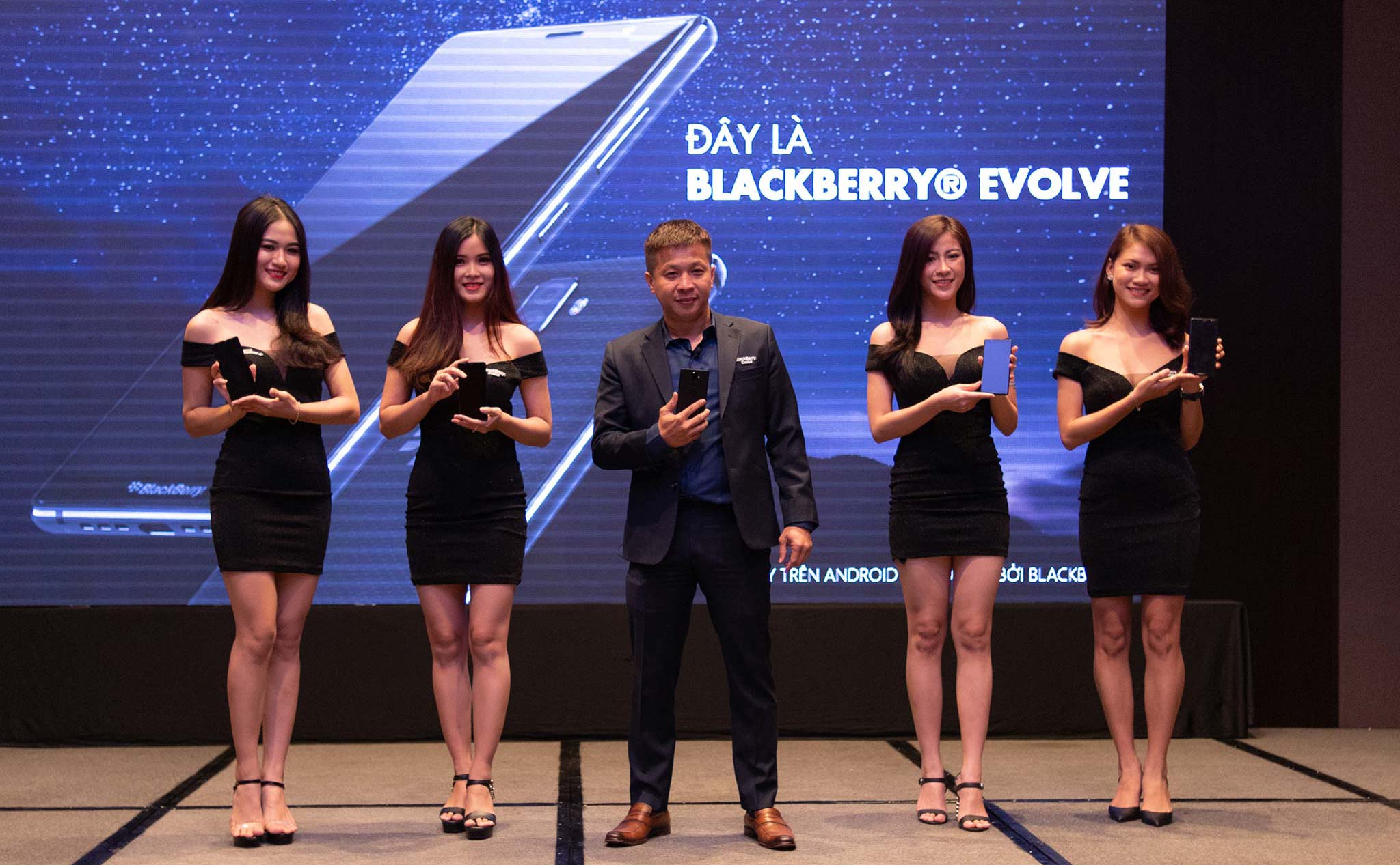 BlackBerry Evolve bán chính hãng tại VN với giá 7,99 triệu, quà tặng 2 triệu, đặt hàng từ hôm nay