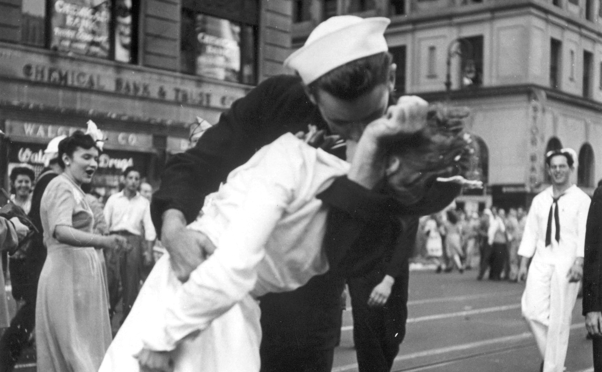 Chàng thủy thủ trong bức ảnh gây tranh cãi nhất thế kỷ 20 qua đời ở tuổi 95