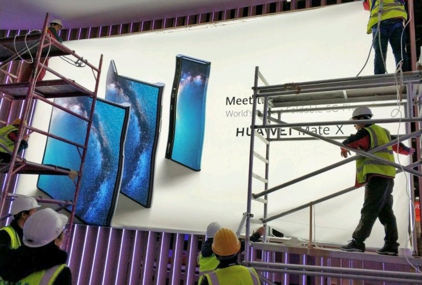 #MWC19: Huawei để lộ smartphone màn hình gập 5G trên bảng quảng cáo
