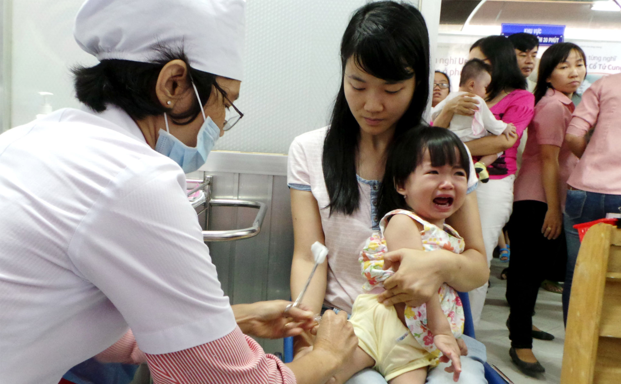 Sai lệch nhận thức: Lý do khiến các ông bố bà mẹ không tiêm vaccine cho con